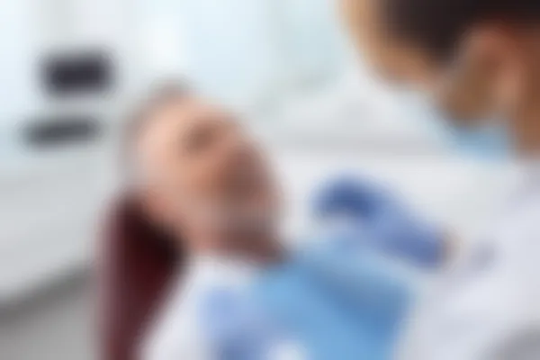 小孩拔牙后根部残留在牙龈里该如何处理？家长应该采取哪些措施来解决这个问题？